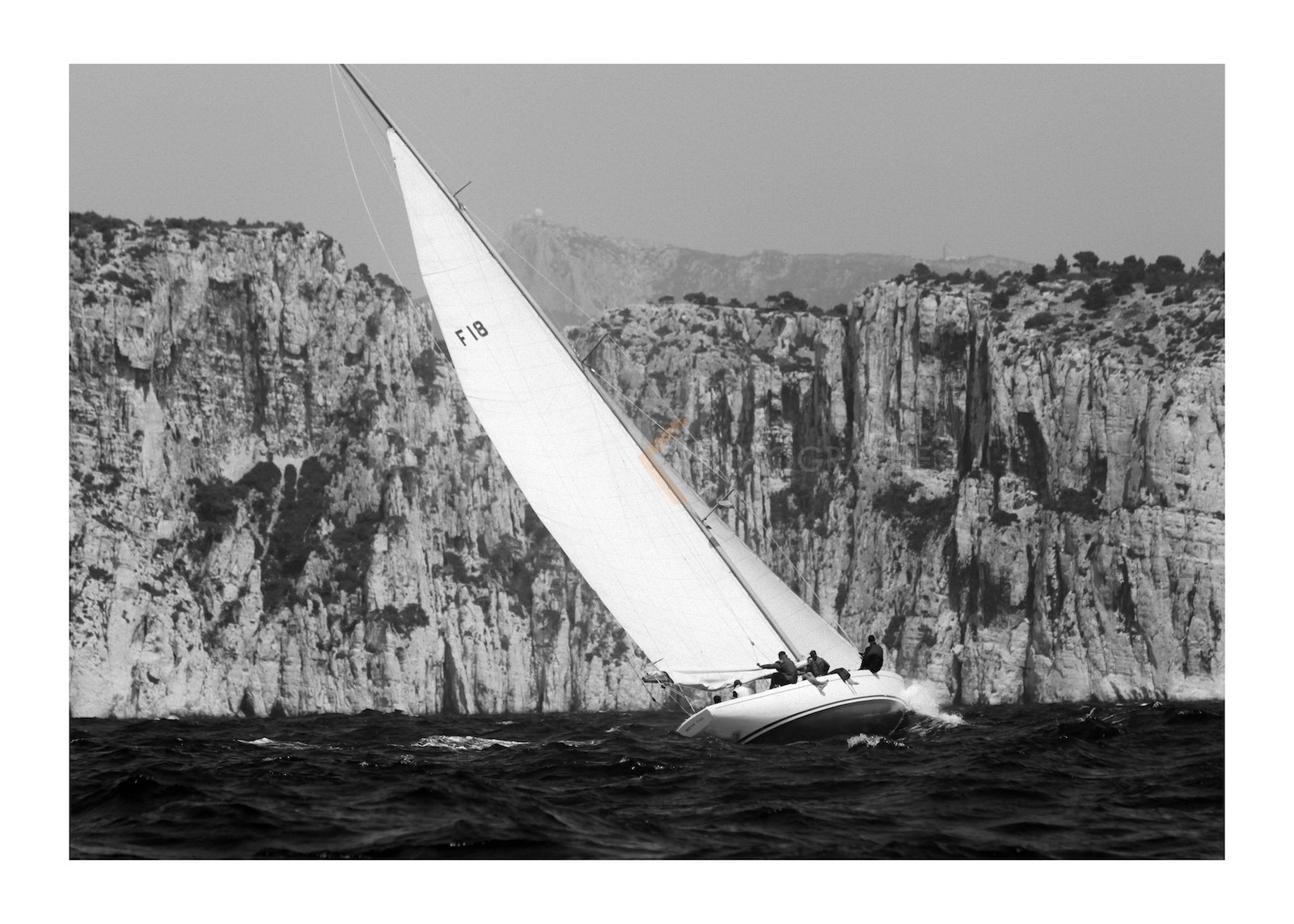 Irene VIII devant les Calanques de Marseille