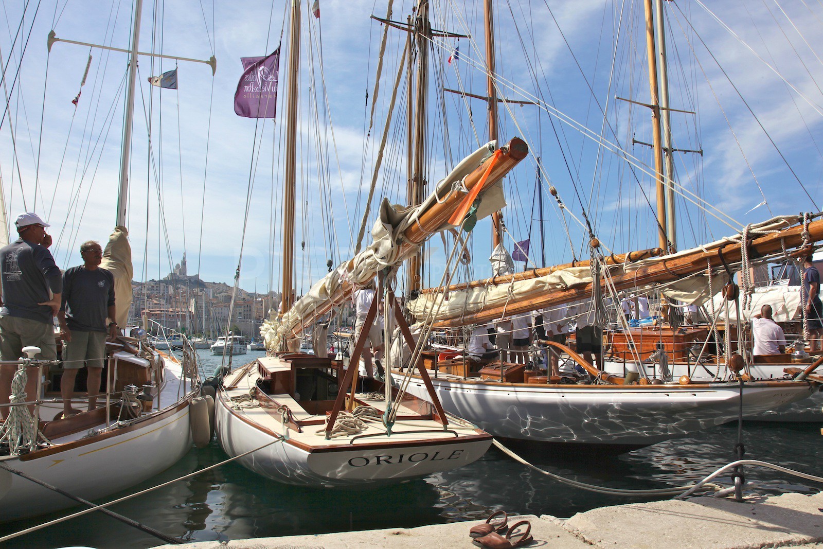 Les bateaux à quai avant le départ en régate