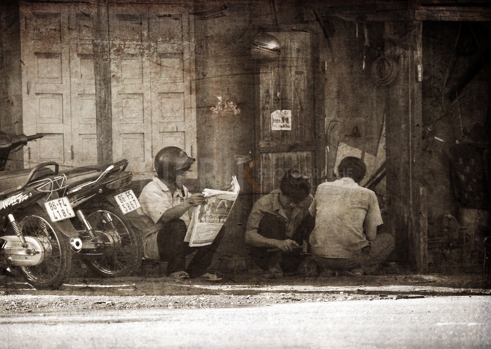 Lecture paisible dans une rue de Phan Thiet