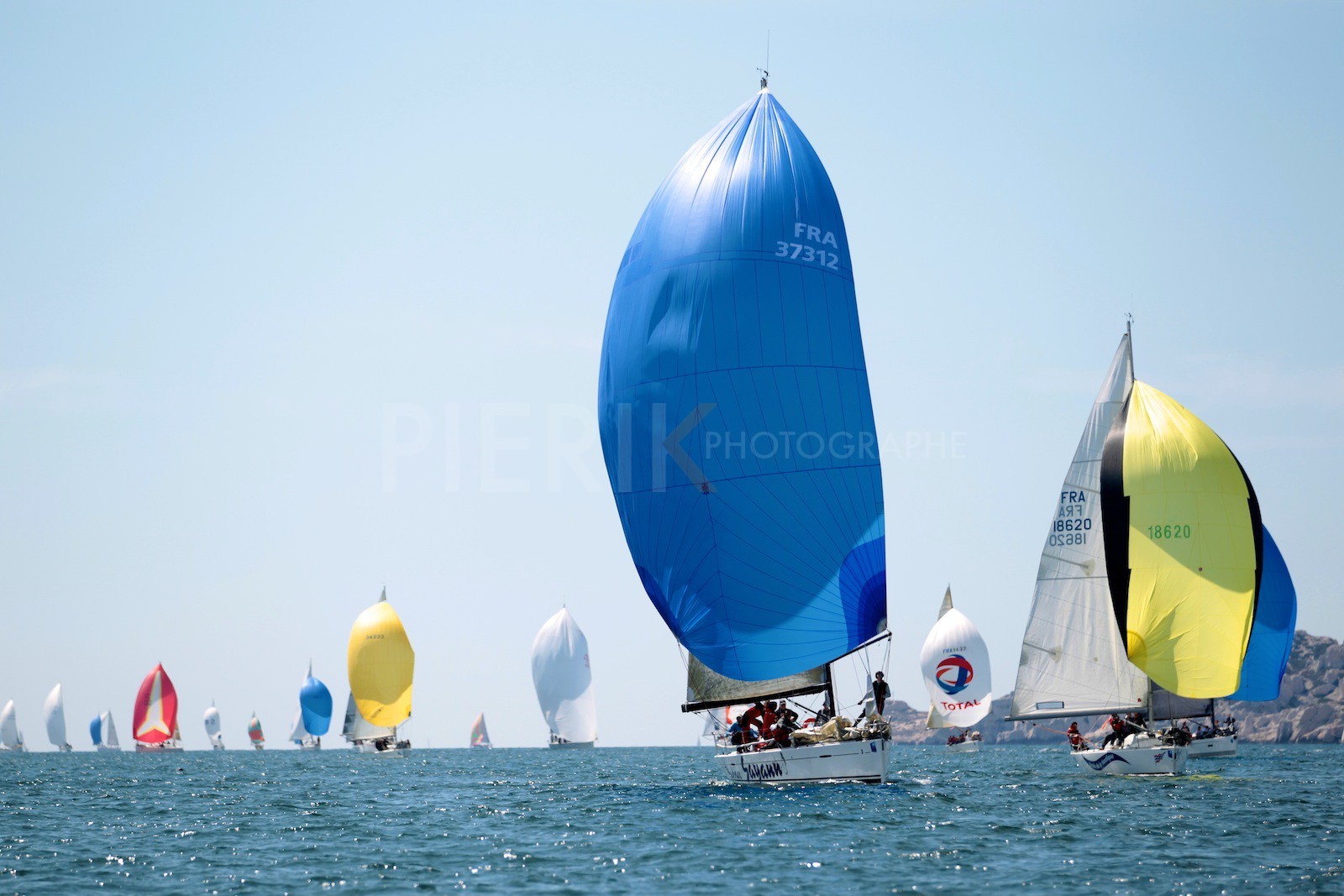 Sayann sous spi devant La Nautique 7