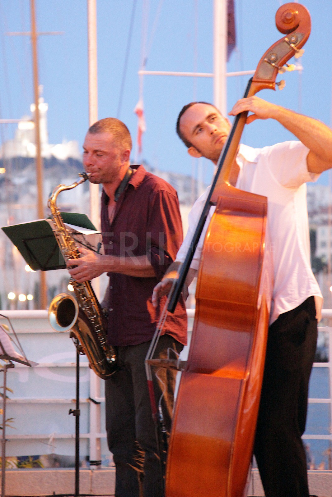 Un petit moment de musique entre deux régates