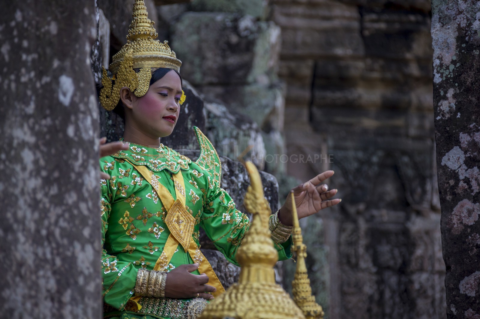 Une femme en costume traditionnel dans le temple de Bayon - A woman in traditional dress in the temple of Bayon