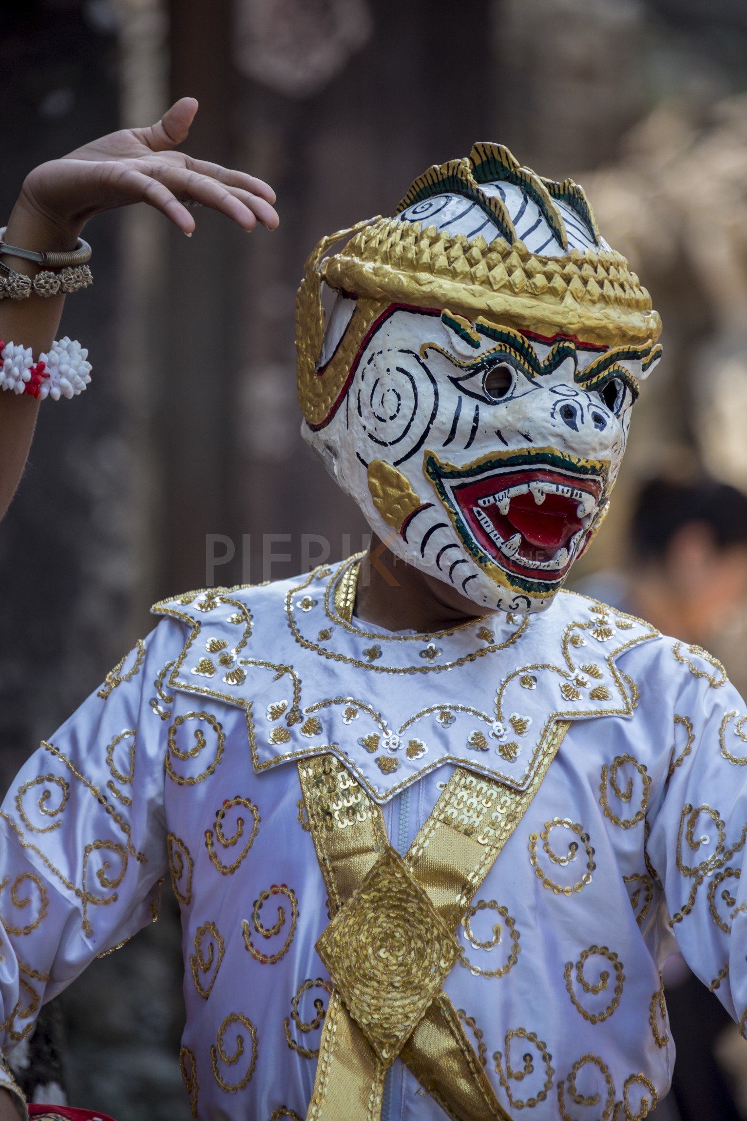 Un homme en costume traditionnel dans le temple de Bayon - A man in traditional dress in the temple of Bayon
