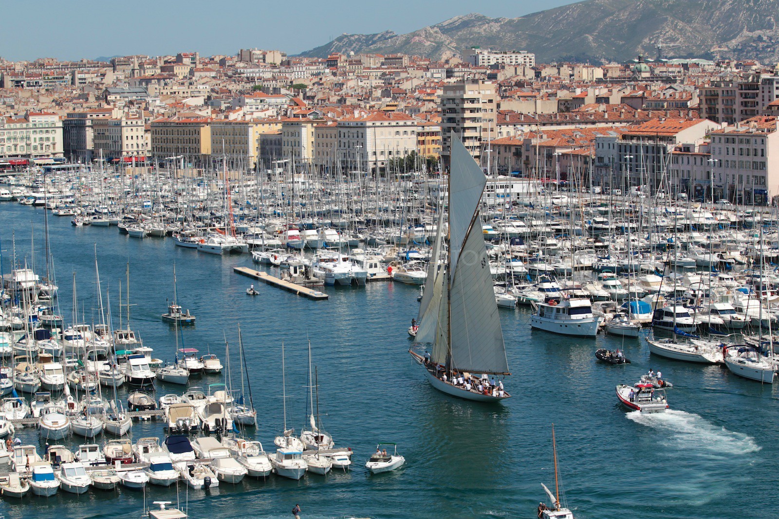 Moonbeam of Fife entre dans le port de Marseille sous voiles.