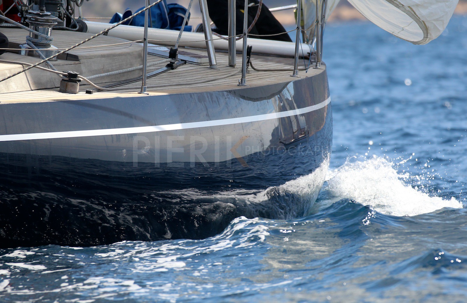 Serena qui se reflète sur la coque de Aigue Blu