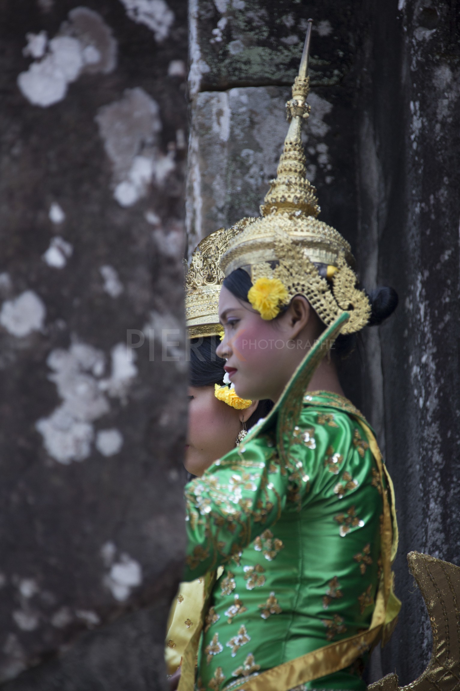 Une femme en costume traditionnel dans le temple de Bayon - A woman in traditional dress in the temple of Bayon