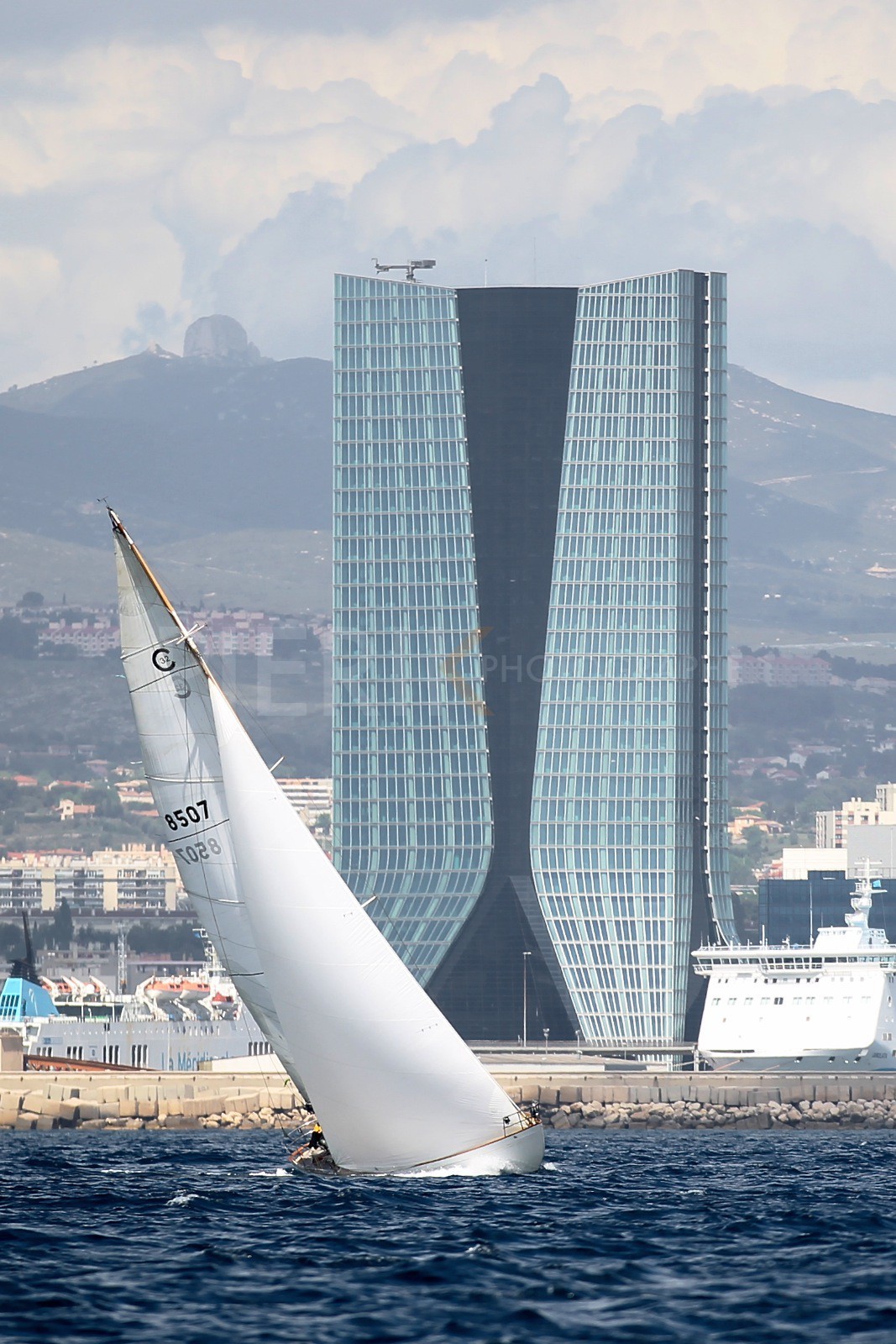 Andale devant la tour CMA CGM