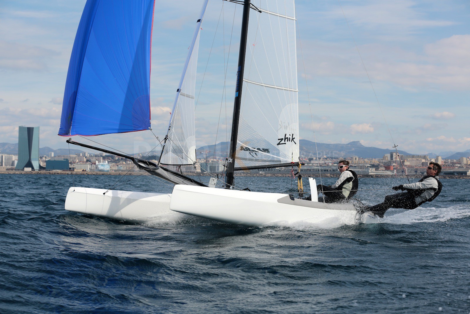 Ingrid Petitjean et Olivier Backes lors du baptême de leur Nacra 17 à la SNM. En route pour les JO de Rio