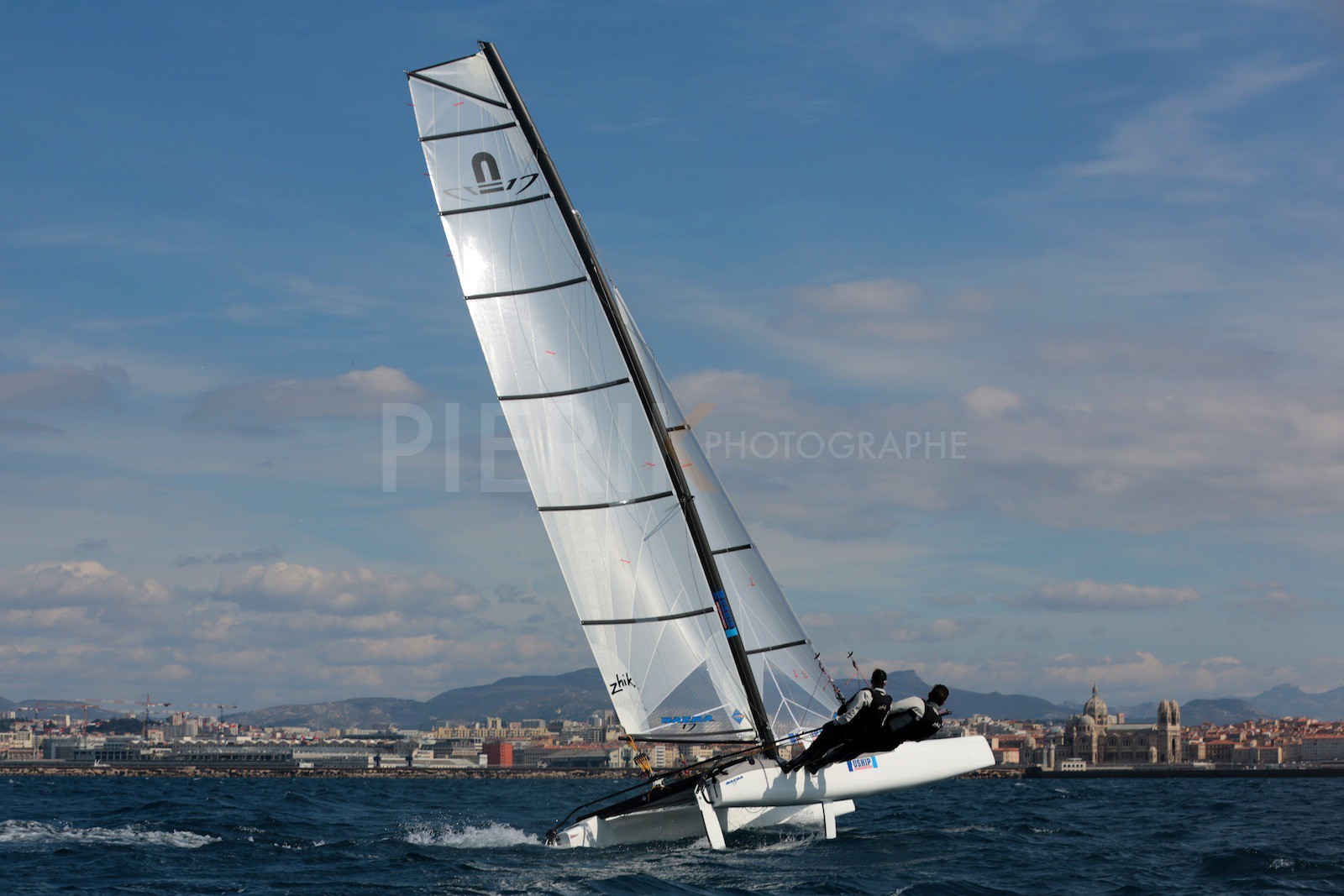 Ingrid Petitjean et Olivier Backes lors du baptême de leur Nacra 17 à la SNM. En route pour les JO de Rio