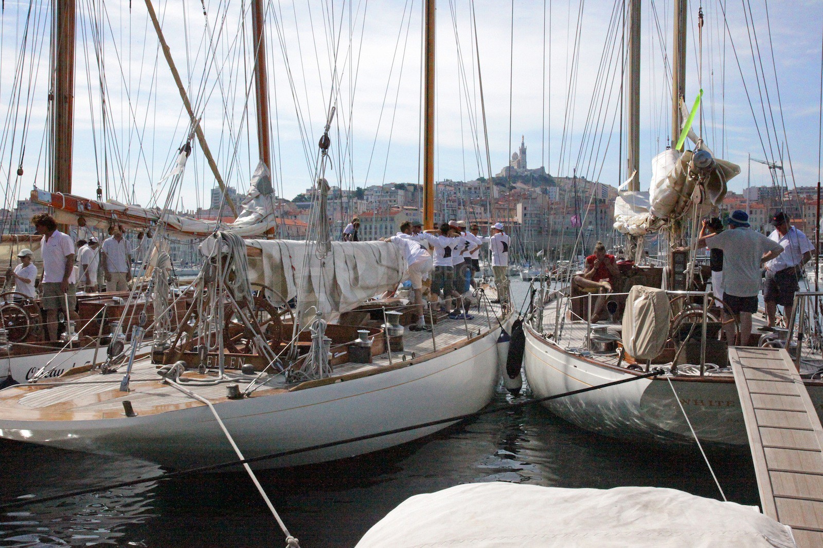 Les bateaux à quai avant le départ en régate