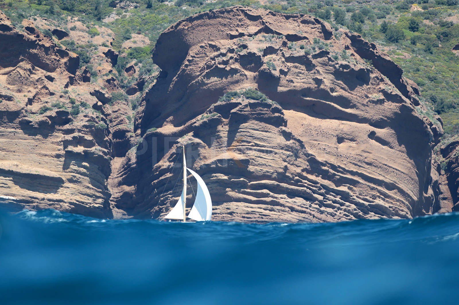 Sous les roches de La Ciotat