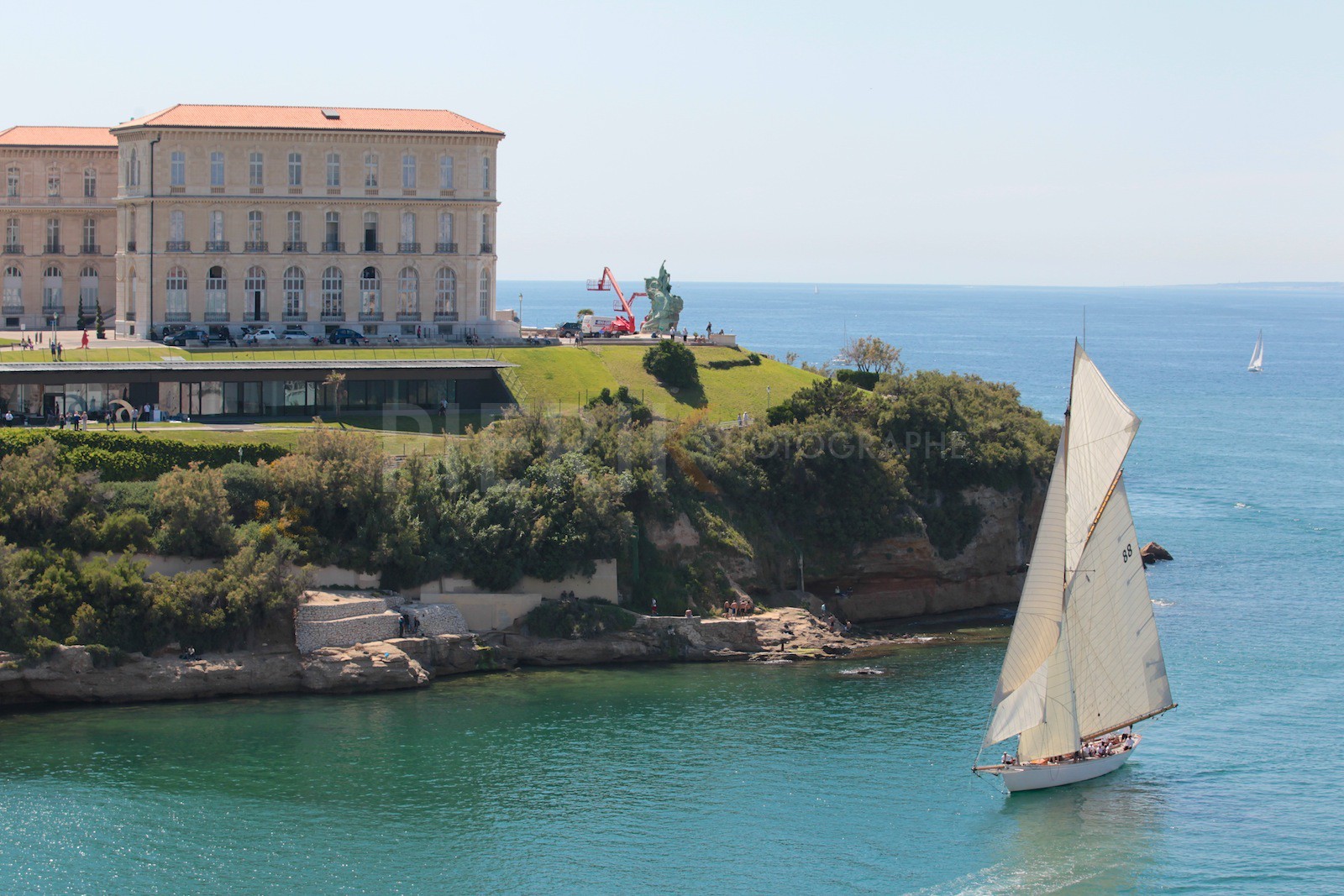 Moonbeam of Fife entre dans le port de Marseille sous voiles.