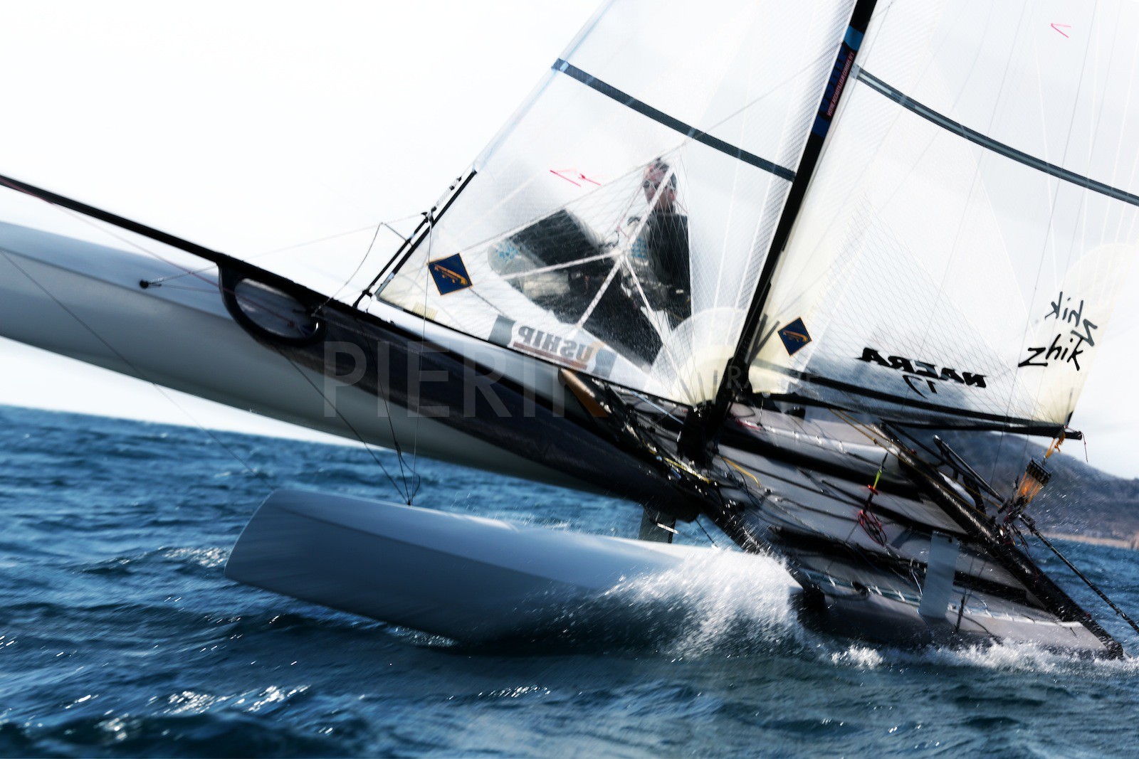 Ingrid Petitjean et Olivier Backes lors du baptême de leur Nacra 17 à la SNM. En route pour les JO de Rio