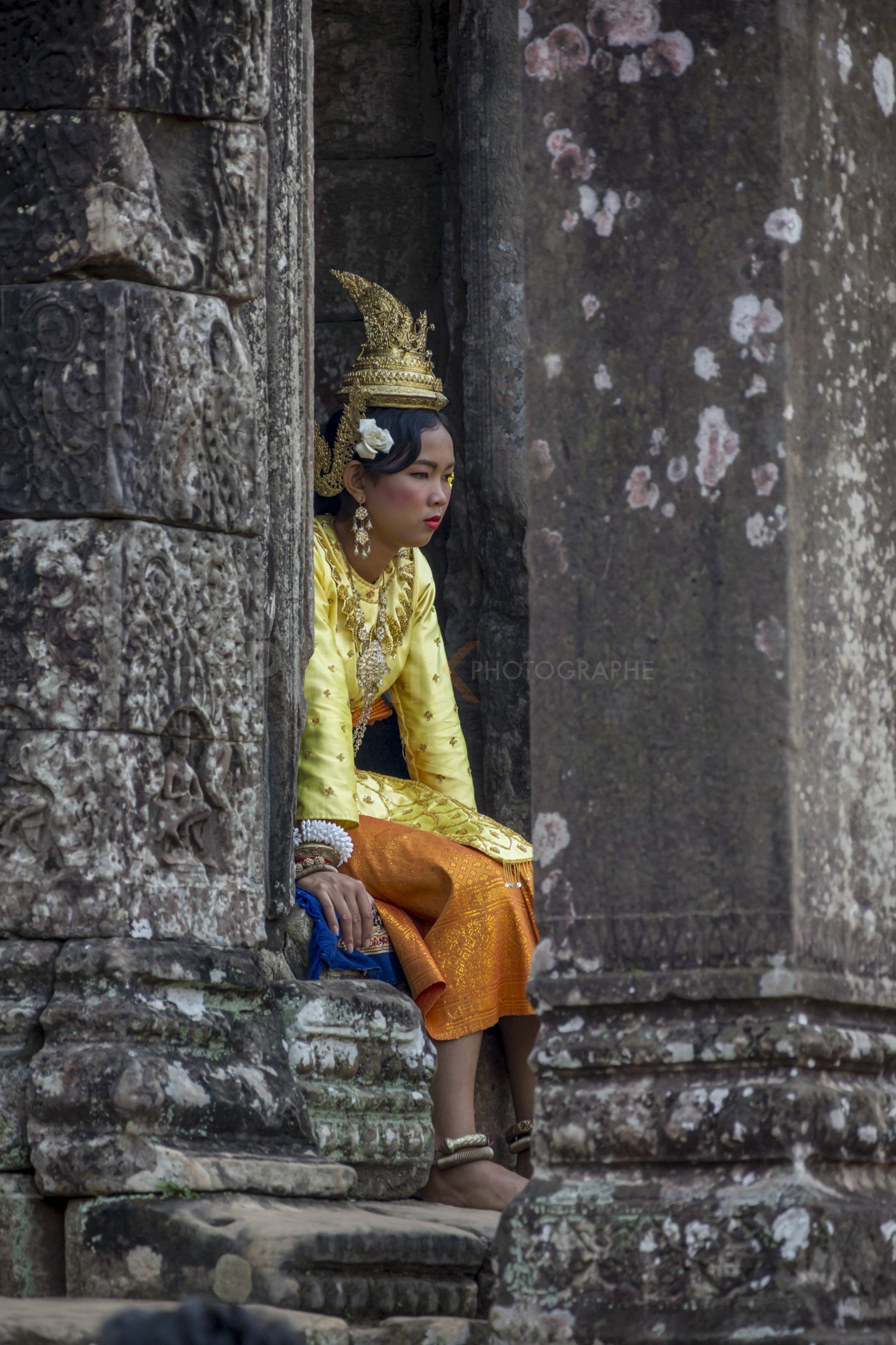 Une femme en costume traditionnel dans le temple de Bayon - A woman in traditional dress in the temple of Bayon