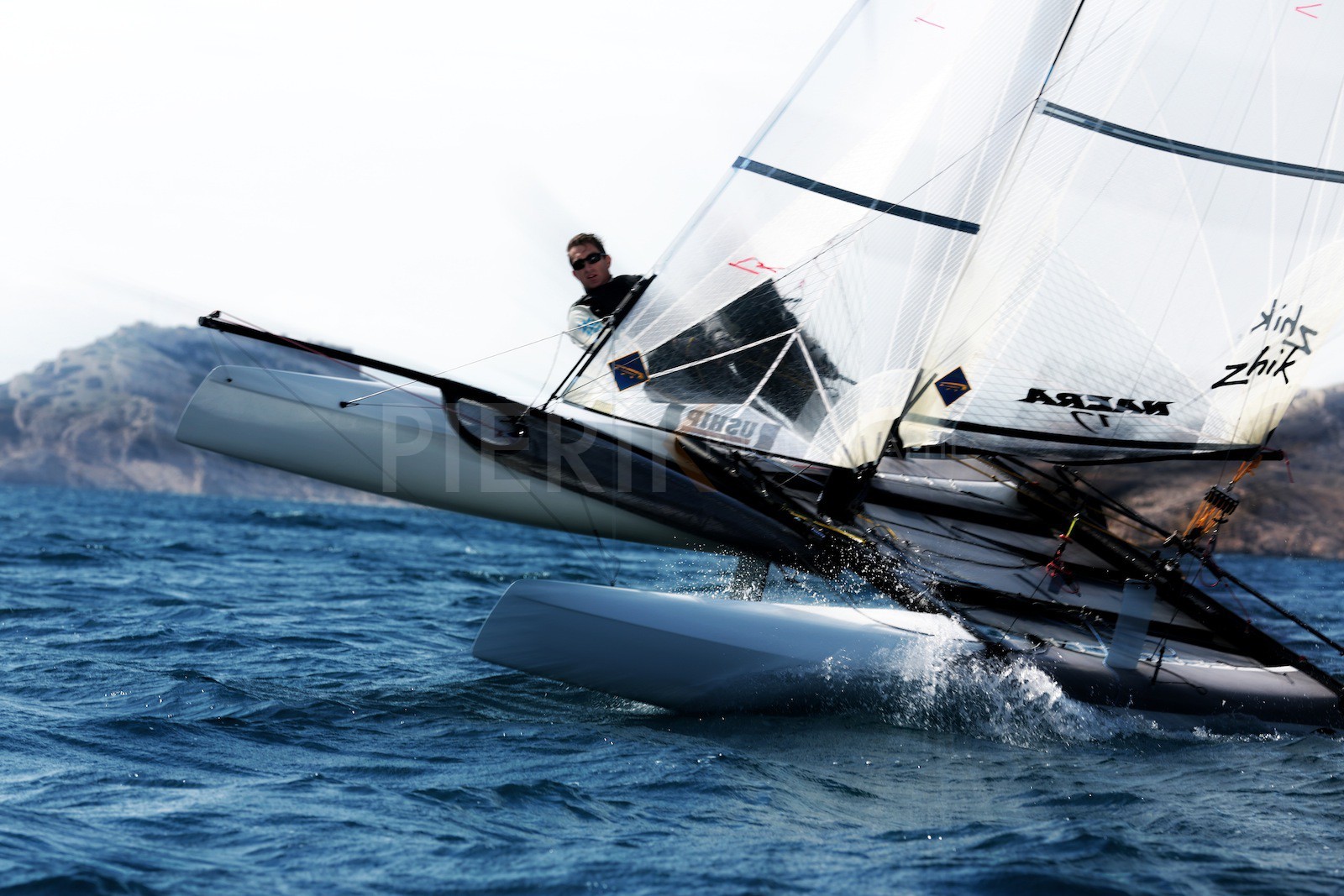 Ingrid Petitjean et Olivier Backes lors du baptême de leur Nacra 17 à la SNM. En route pour les JO de Rio