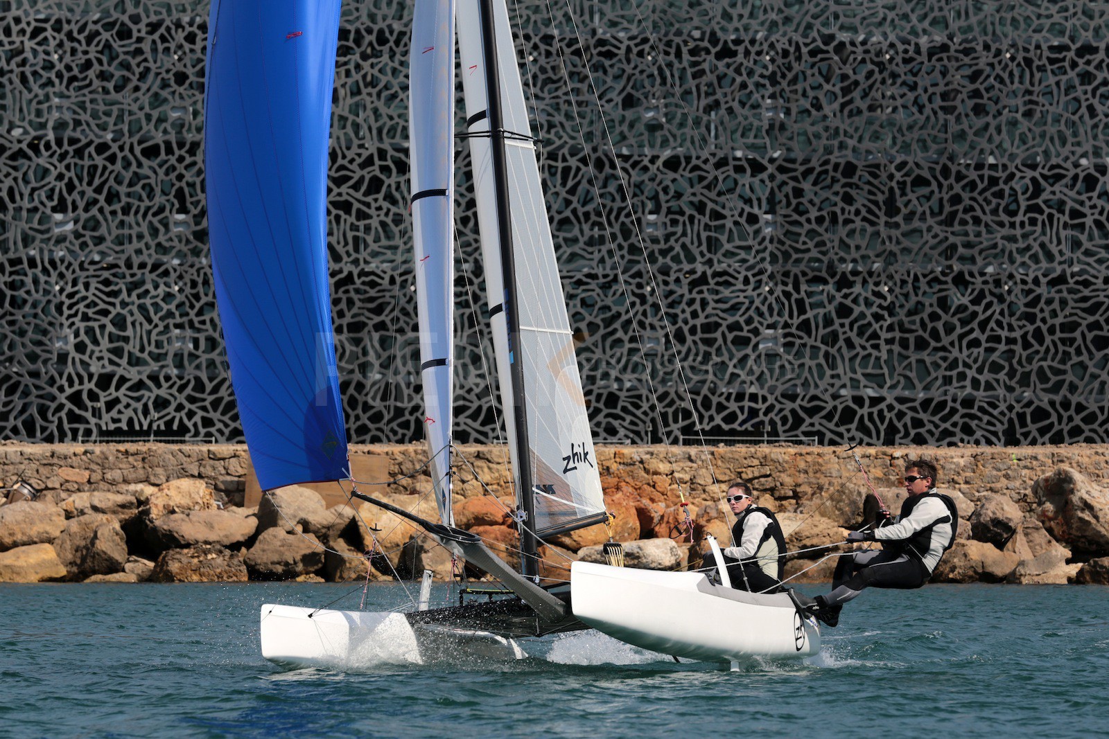 Ingrid Petitjean et Olivier Backes lors du baptême de leur Nacra 17 à la SNM. En route pour les JO de Rio
