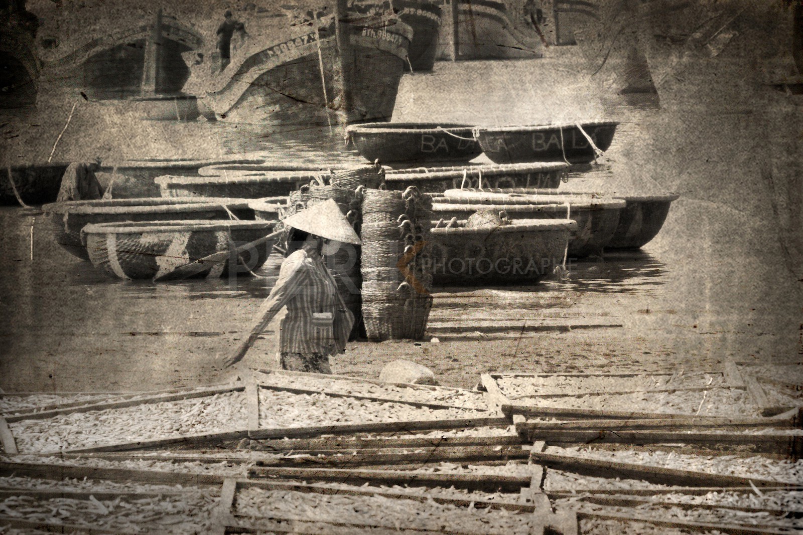 Une femme sur la plage de Mui Ne