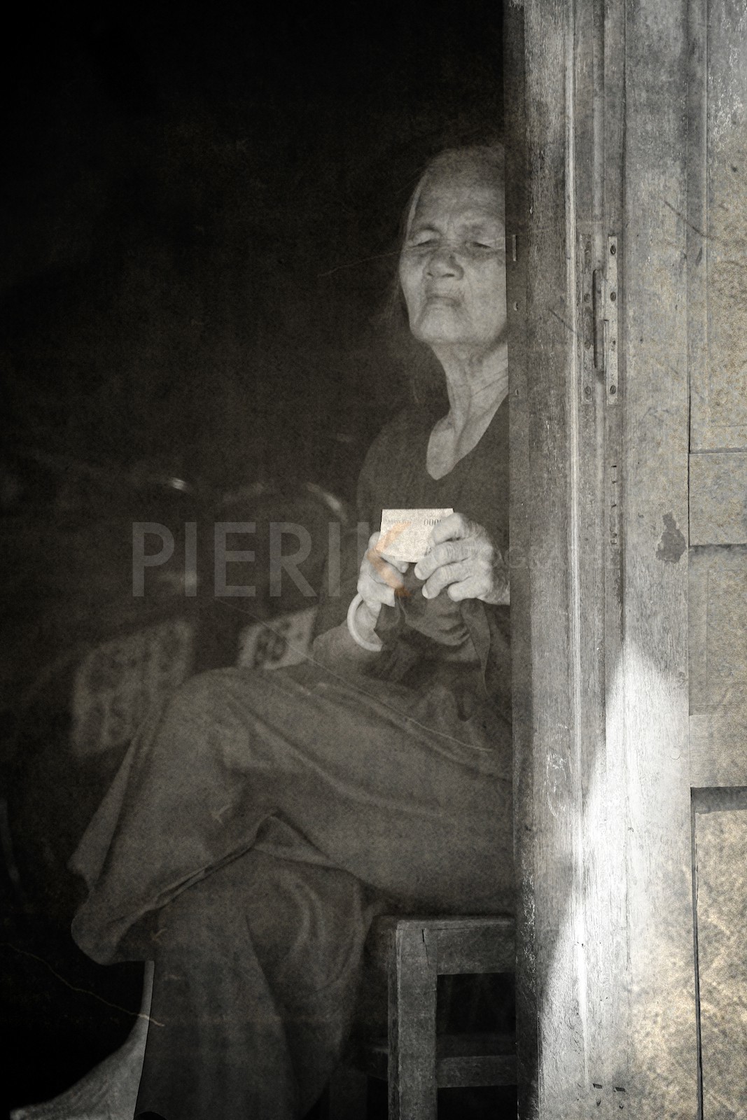 Vieille dame dans une rue de Phan Thiet