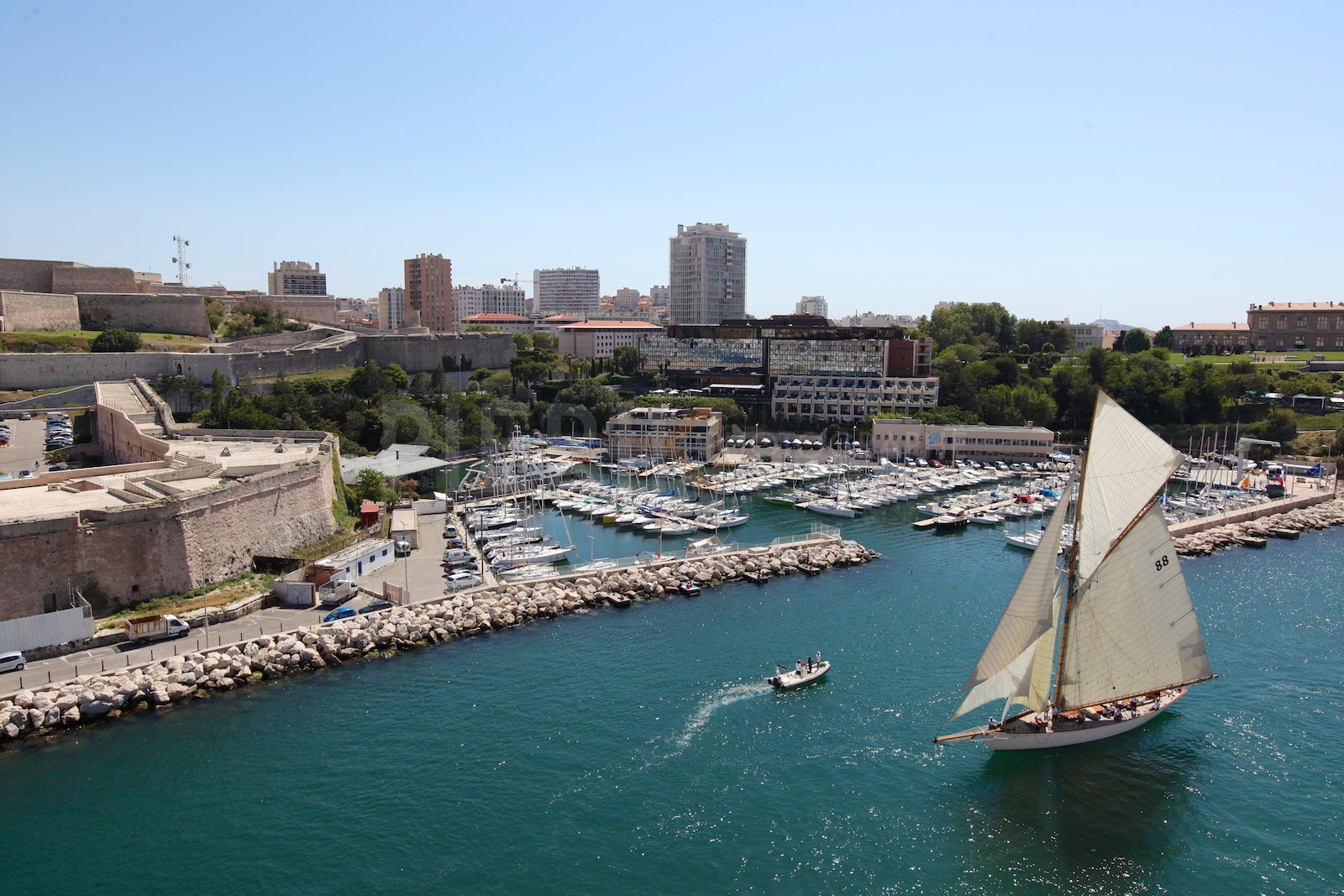 Moonbeam of Fife entre dans le port de Marseille sous voiles.