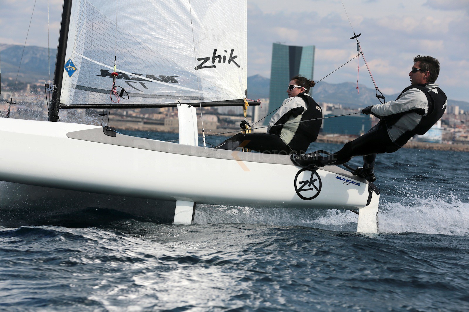Ingrid Petitjean et Olivier Backes lors du baptême de leur Nacra 17 à la SNM. En route pour les JO de Rio