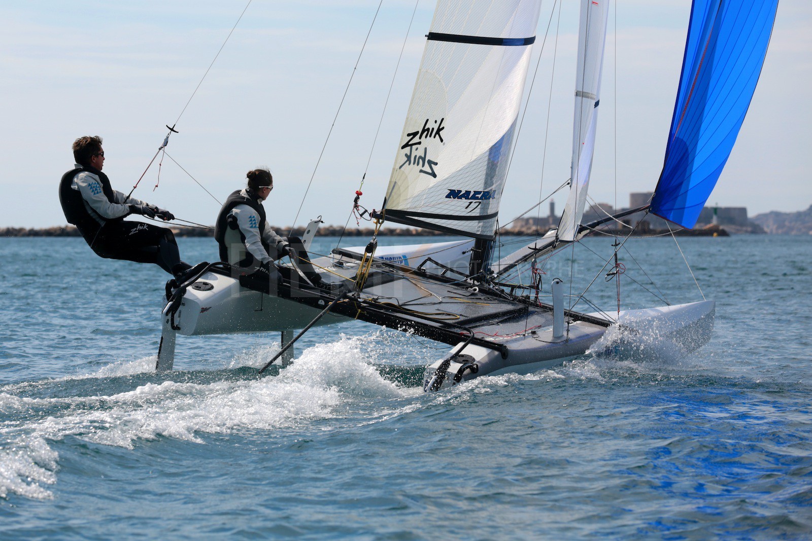 Ingrid Petitjean et Olivier Backes lors du baptême de leur Nacra 17 à la SNM. En route pour les JO de Rio